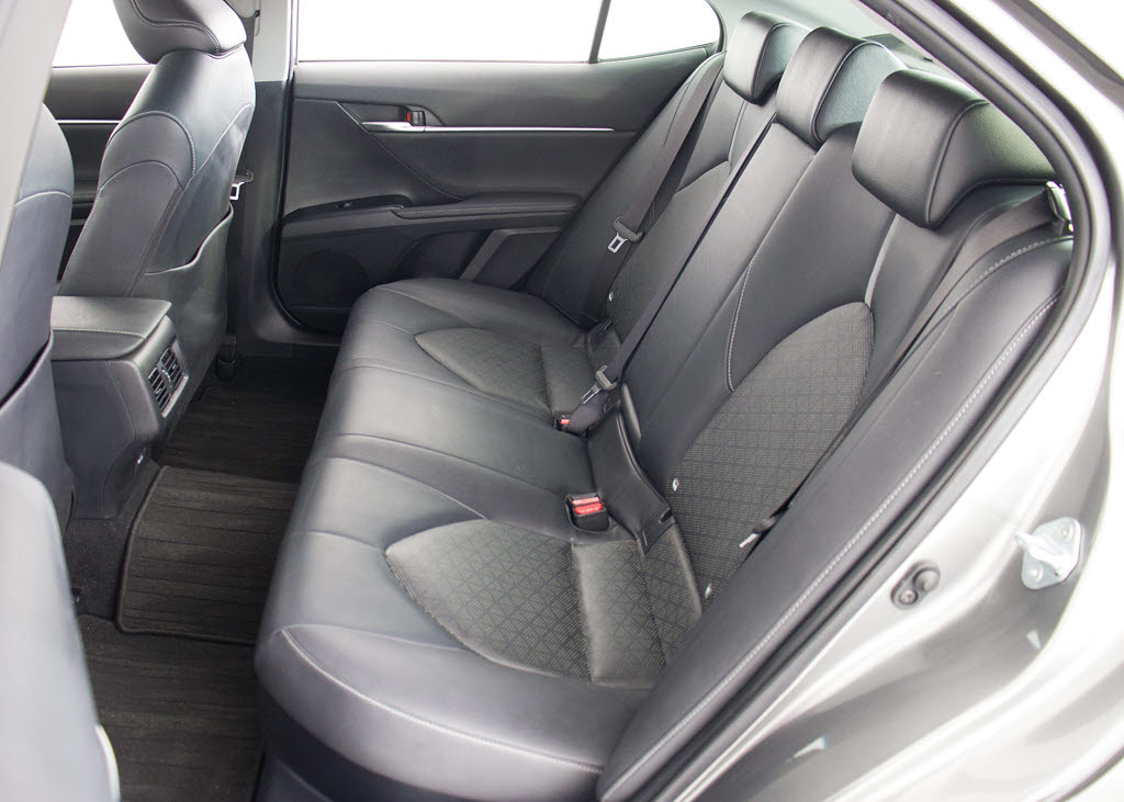 ★人気の黒本革シート付きです！！黒本革が
装備されるだけで高級感が増します！