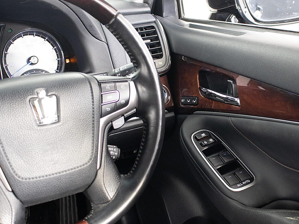 ★使いやすさや安全性を追求したステアリン
グ周り！高級車ゆえにスイッチ類が多いのも
特徴ですね！考え尽くされた配置ですぐに使
いこなす事が出来ますのでご安心下さい！是
非、体感してみて下さい！！