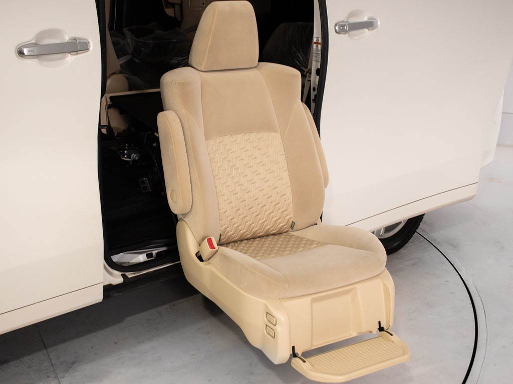 座席が昇降することにより、ご高齢の方や足
の不自由な方でも安心して乗降する事が可能
です