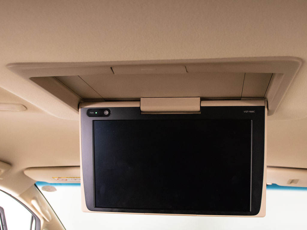 後席フリップダウンモニター装備！後席の方
も一緒にご覧になれます！ドライブも大勢で
楽しく行けますね！