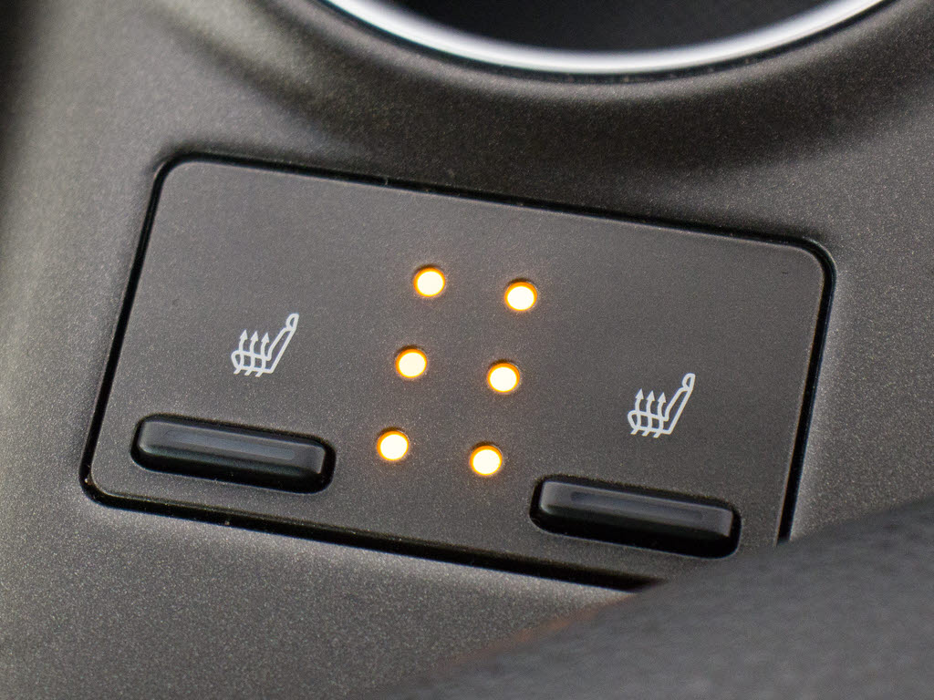 シートヒーターを装備しています！高級車な
らではの装備です！シートが暖まりますので
、寒い冬場も快適にご乗車頂けます！腰にも
優しい！お子様や女性にも嬉しい装備ですね
！！