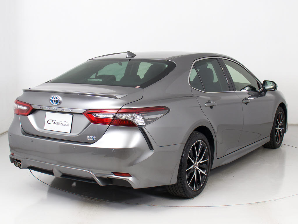 個性的なリアビューで御座います。精悍な佇
まいは高級車ならではです。