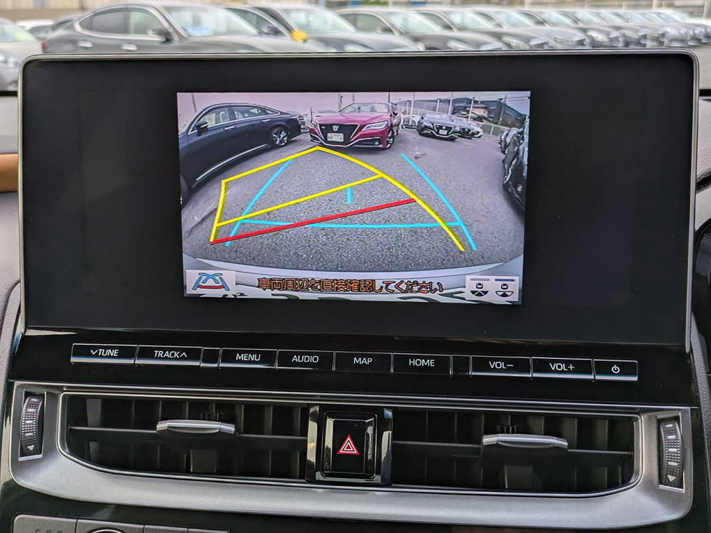 カラーバックカメラが付いています！バック
にギアを入れると、後方視界が自動的にマル
チ画面に映し出されます！夜も明るく見えま
すので、すごく便利！！一度使うとカメラ無
しには乗りたくない程！