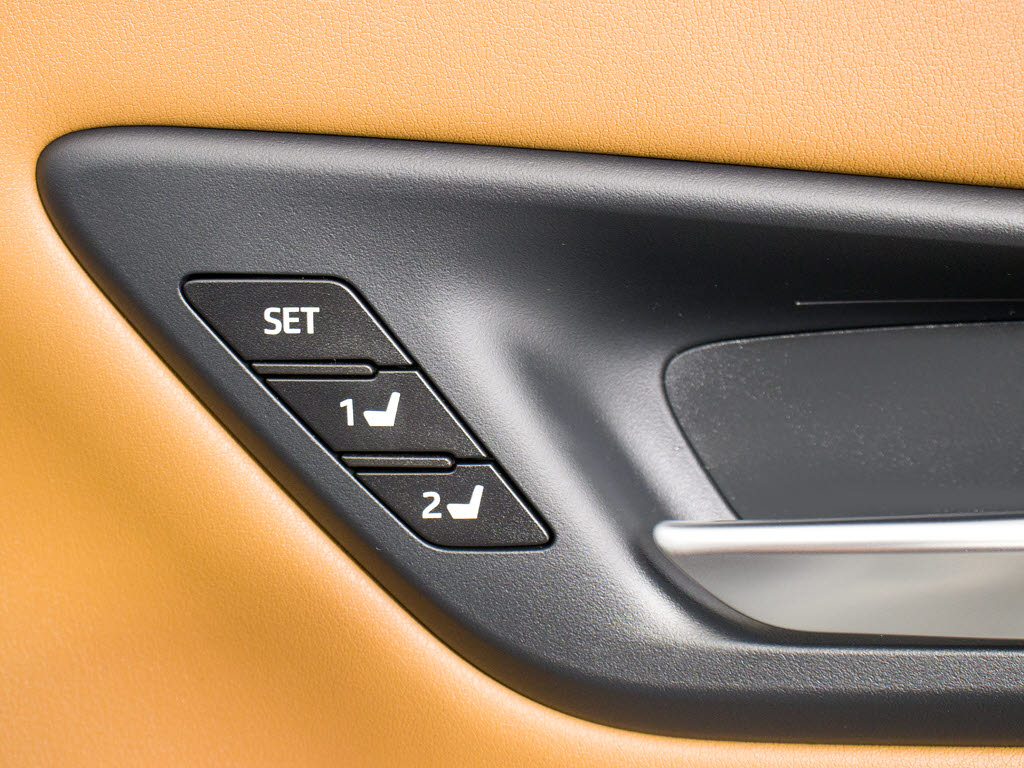 シートメモリー完備！お好きなシートポジシ
ョンへ！記憶しておけます！