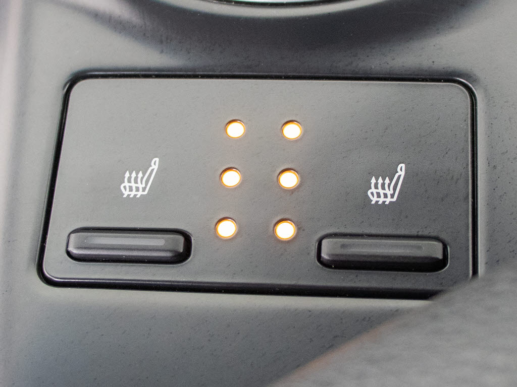 シートヒーターを装備しています！高級車な
らではの装備です！シートが暖まりますので
、寒い冬場も快適にご乗車頂けます！腰にも
優しい！お子様や女性にも嬉しい装備ですね
！！