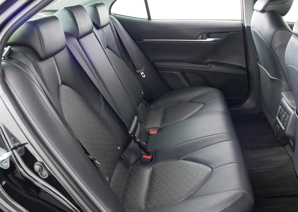 赤革、茶革、黒革、白革、黒×赤コンビ革・
・・お好みの色で新品本革シートを作成でき
ます！オリジナル本革でカーライフを満喫は
いかがでしょうか？ご興味ある方は、デザイ
ン等含め当社までお問い合わせください！