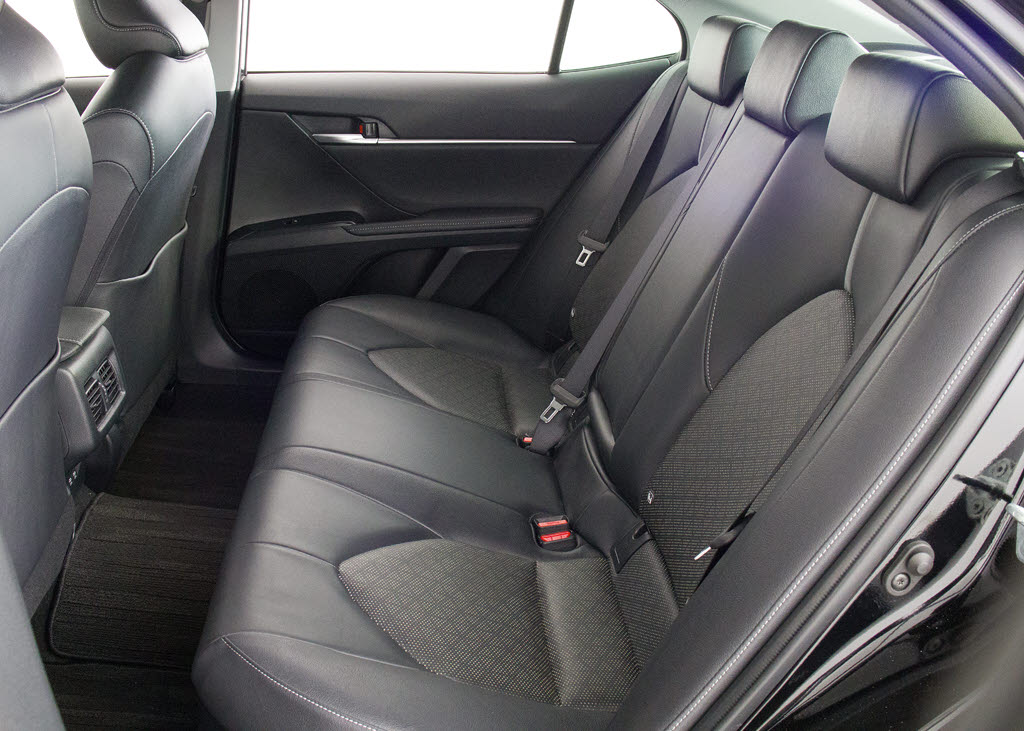 赤革、茶革、黒革、白革、黒×赤コンビ革・
・・お好みの色で新品本革シートを作成でき
ます！オリジナル本革でカーライフを満喫は
いかがでしょうか？ご興味ある方は、デザイ
ン等含め当社までお問い合わせください！