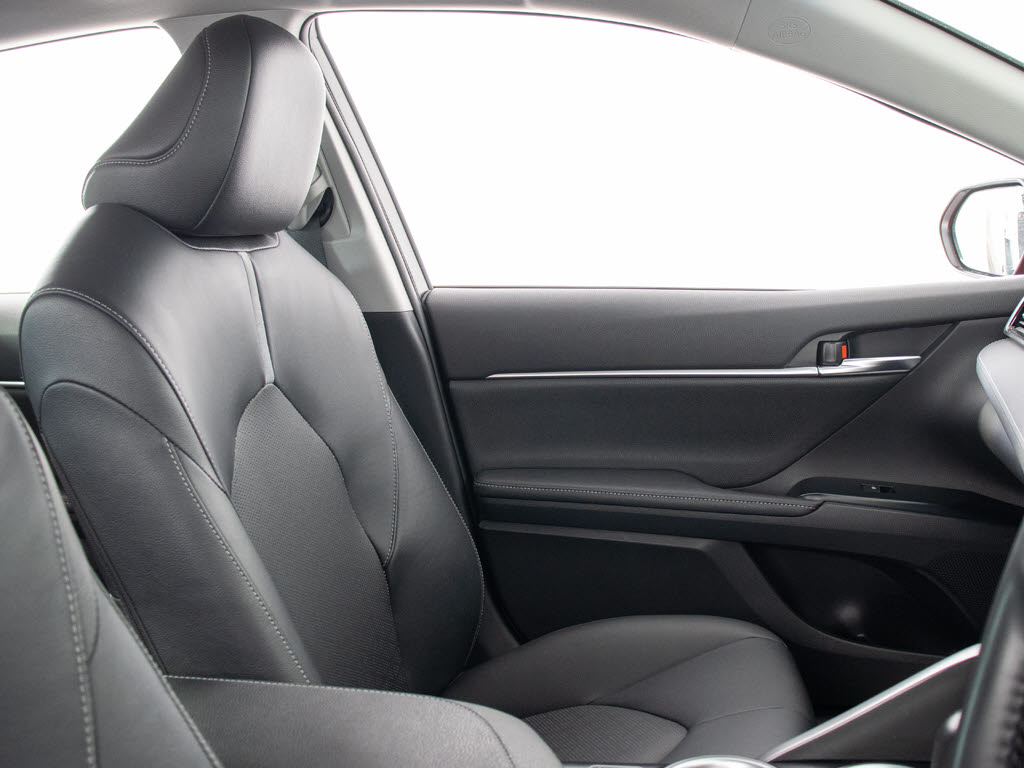 ★人気の黒本革シート付きです！！黒本革が
装備されるだけで高級感が増します！