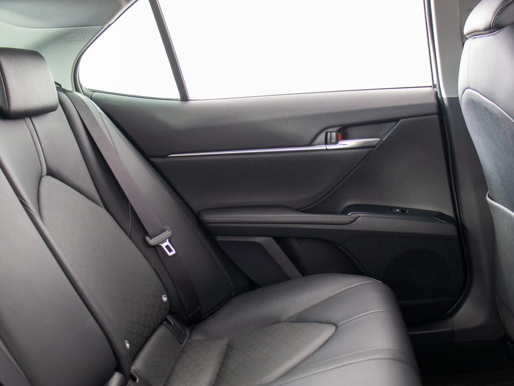 赤革、茶革、黒革、白革、黒×赤コンビ革・
・・お好みの色で新品本革シートを作成でき
ます！オリジナル本革でカーライフを満喫は
いかがでしょうか？ご興味ある方は、デザイ
ン等含め当社までお問い合わせください！