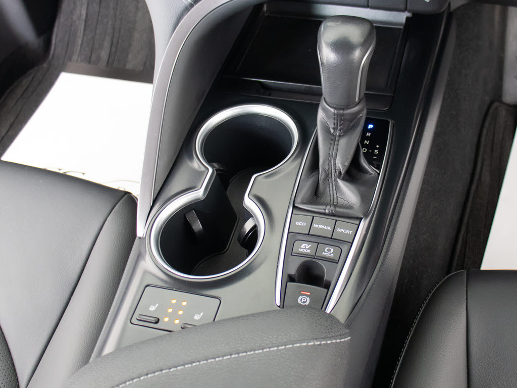 シフト周りです。スッキリとしつつも高級感
や操作性を損なわない作りとなって参ります
。