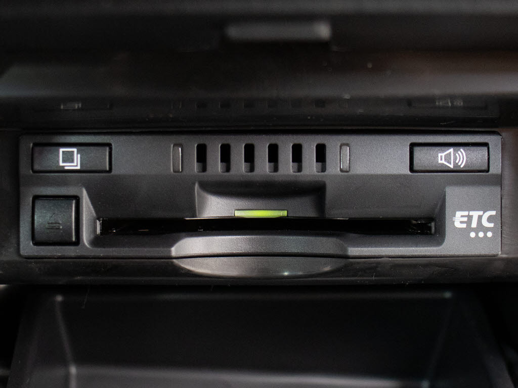 コンソール内一体型のビルトインＥＴＣ装備
！見た目の部分も良いですが、ＥＴＣカード
の盗難防止になる設置箇所です！料金所の渋
滞回避！時間帯・日によって料金の軽減を受
けられます！ストレス知らずのドライブ！