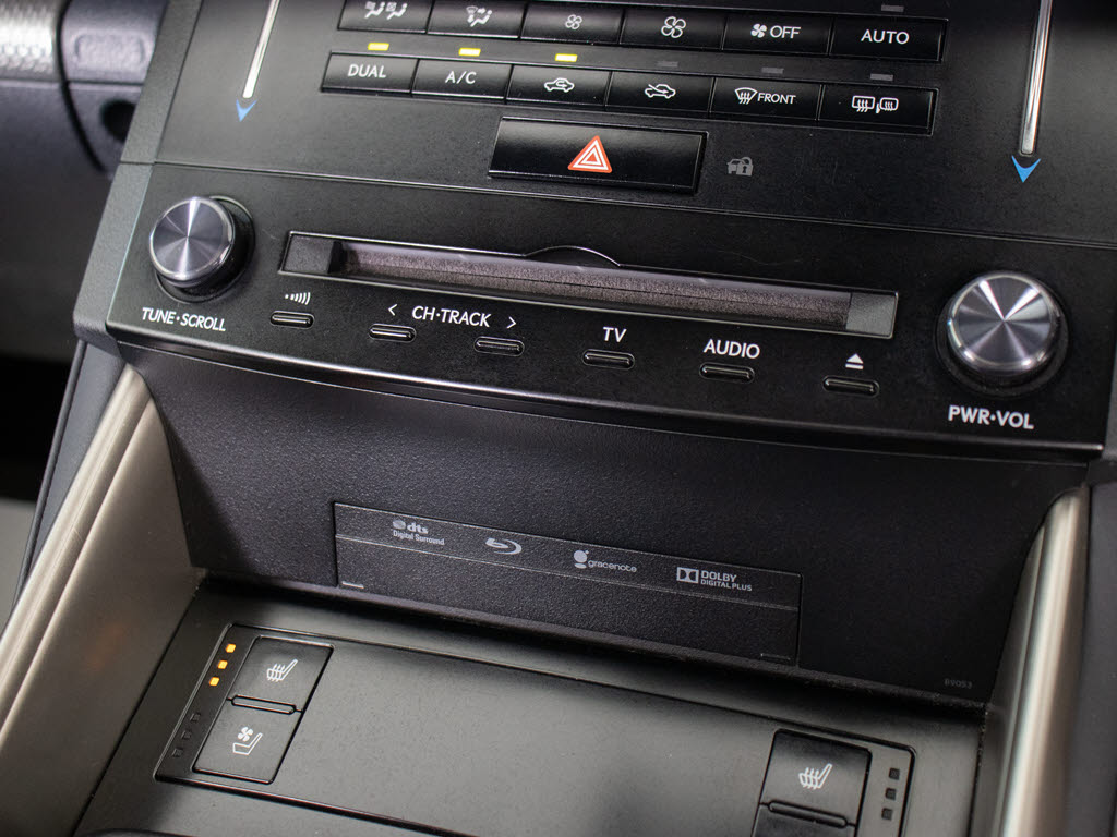 ＣＤはもちろんの事、ＤＶＤ＆Ｂｌｕ－ｒａ
ｙ再生も可能です。フルセグ地デジにも対応
しさらにＢｌｕｅｔｏｏｔｈにも対応してお
ります