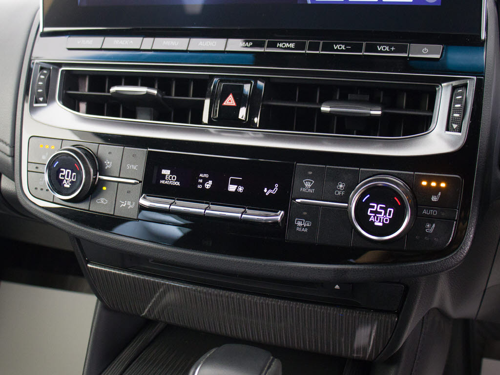 ★使いやすさや安全性を追求したステアリン
グ周り！高級車ゆえにスイッチ類が多いのも
特徴ですね！考え尽くされた配置ですぐに使
いこなす事が出来ますのでご安心下さい！是
非、体感してみて下さい！！