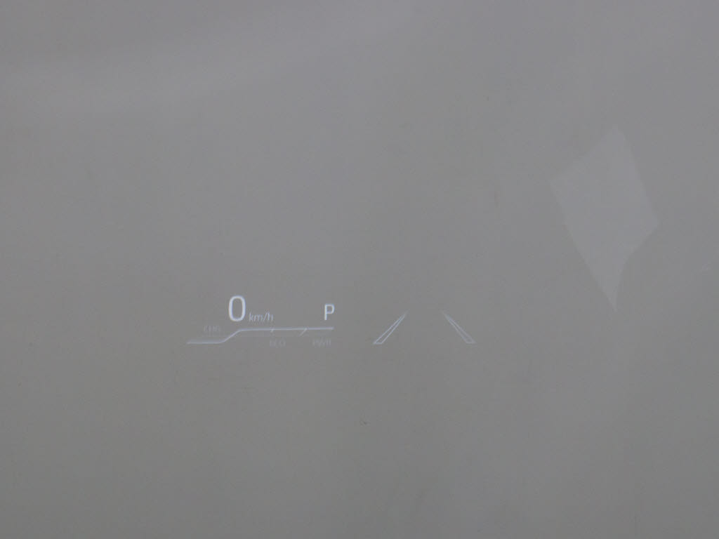 ヘッドアップ・ディスプレイ（ＨＵＤ）現在
のスピードや、前方の車線情報など、運転に
必要な情報を、目の前のウインドウガラスに
表示する機能です。これにより、目線の移動
が少なく済み、安全です。