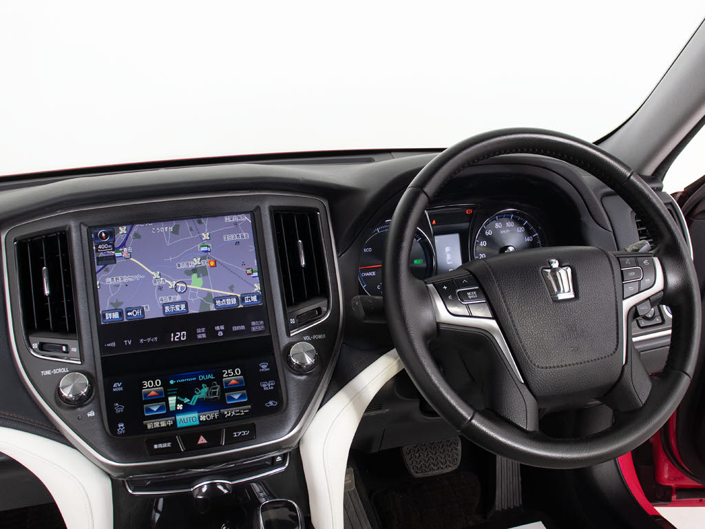 使いやすさや安全性を追求したステアリング
周り！高級車ゆえにスイッチ類が多いのも特
徴ですね！考え尽くされた配置ですぐに使い
こなす事が出来ますのでご安心下さい！是非
、体感してみて下さい！！