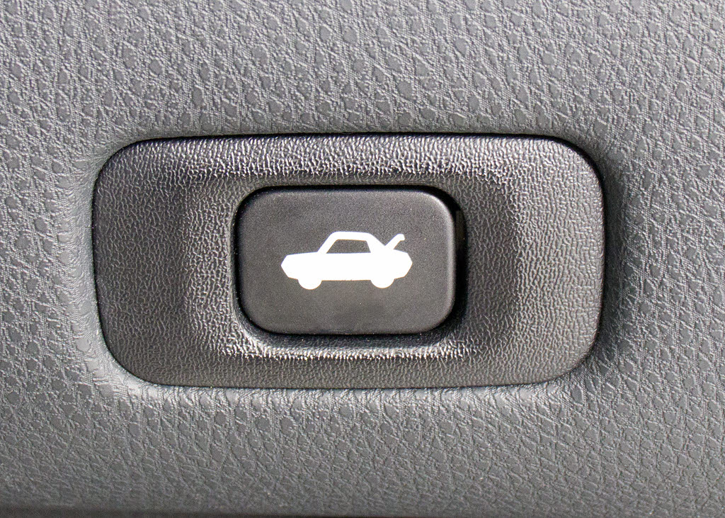 ボタン一つでトランクオープンが可能！車内
から操作できる為、非常に便利な装備の一つ
となります！