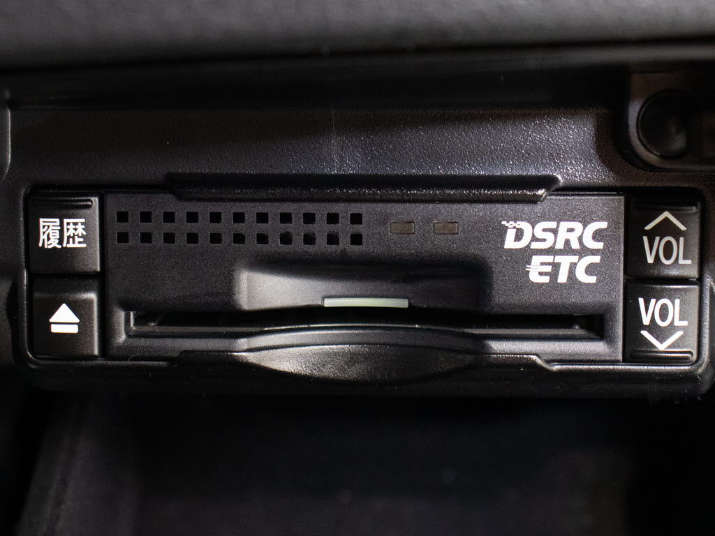 ★ＥＴＣ（ＤＳＲＣ）が装備されています！
！社外品とは違い収まりの良いデザインが人
気！高速道路を利用する際は必需品ですよね
！！ストレス無く料金所を通過出来ます！！