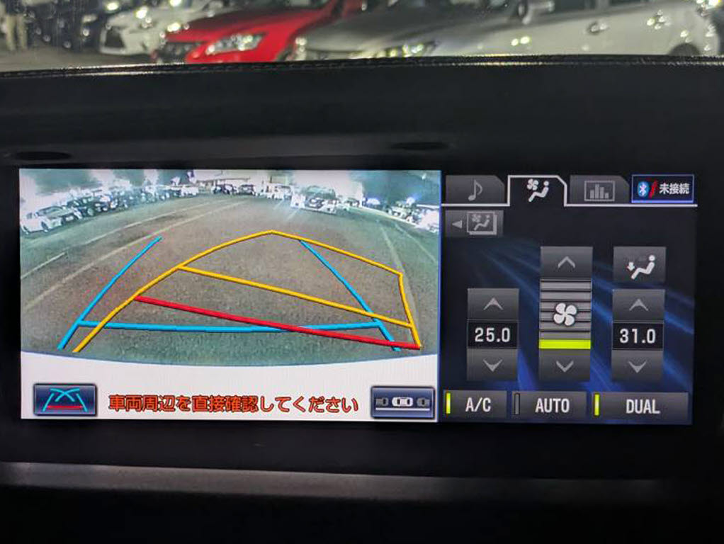 カラーバックカメラが付いています！バック
にギアを入れると、後方視界が自動的にマル
チ画面に映し出されます！夜も明るく見えま
すので、すごく便利！！一度使うとカメラ無
しには乗りたくない程！
