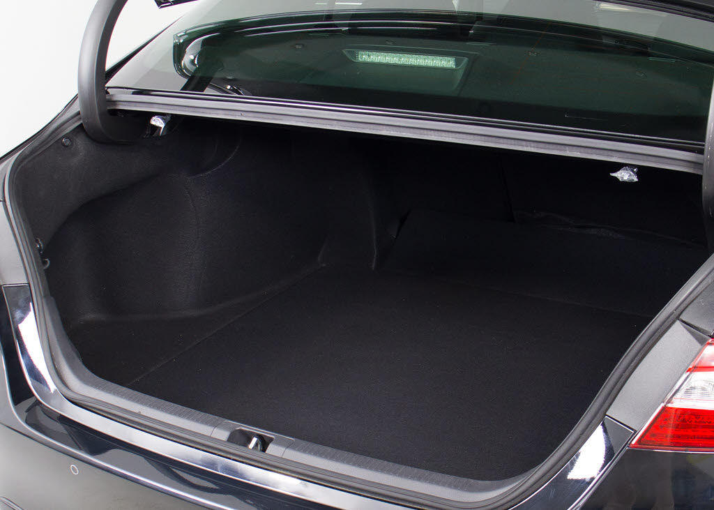 トランクが狭いと思っておりませんか？実際
は大容量トランクです！旅行等の長距離ドラ
イブも快適です！また、屋根付きスペースを
完備しておりますので、夜間でも、雨でも雪
の日だってゆっくりご覧頂けます。