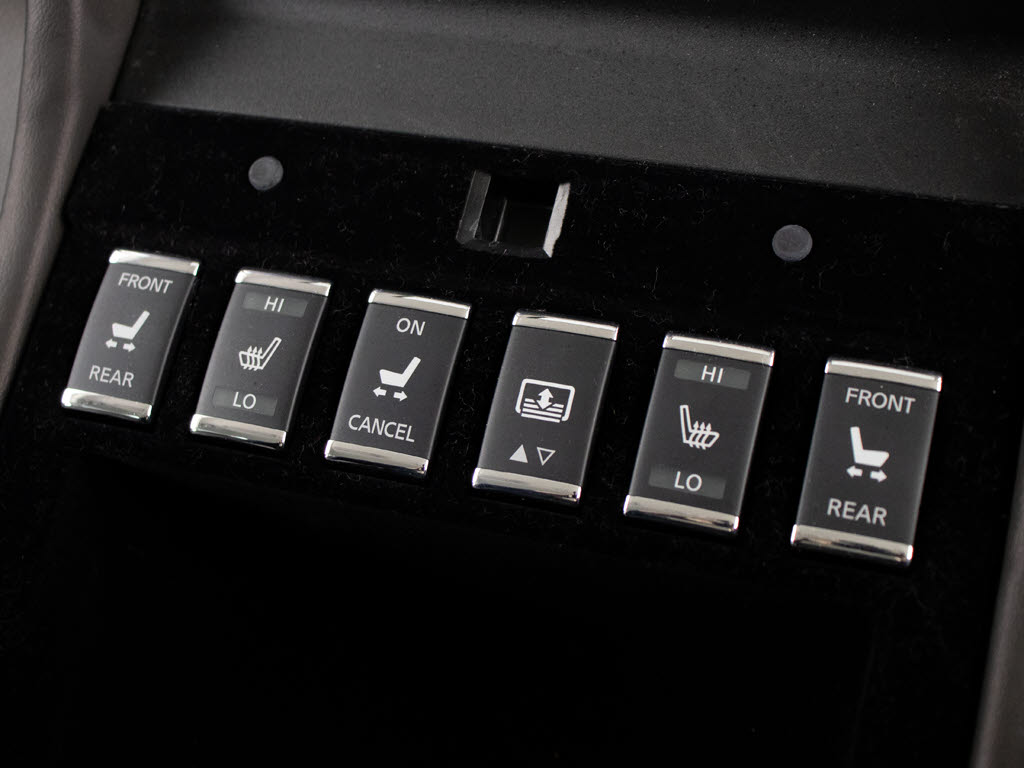 後席もＶＩＰ装備！後席センターコンソール
の画像です！こちらのお車には、後席にもパ
ワーシートが装備されています！更にオーデ
ィオなども後席から操作出来るなど豪華！ゲ
ストに喜んで頂ける装備ですね！