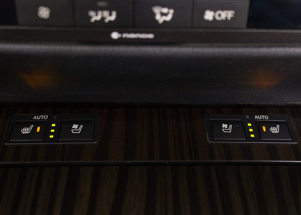 ★快適エアシート＆シートヒーターを装備し
ています！高級車ならではの装備です！シー
トが暖まる機能！シートから冷風が出る機能
！どちらも付いています！！寒い冬も、暑い
夏も快適にご乗車頂けますよ！！