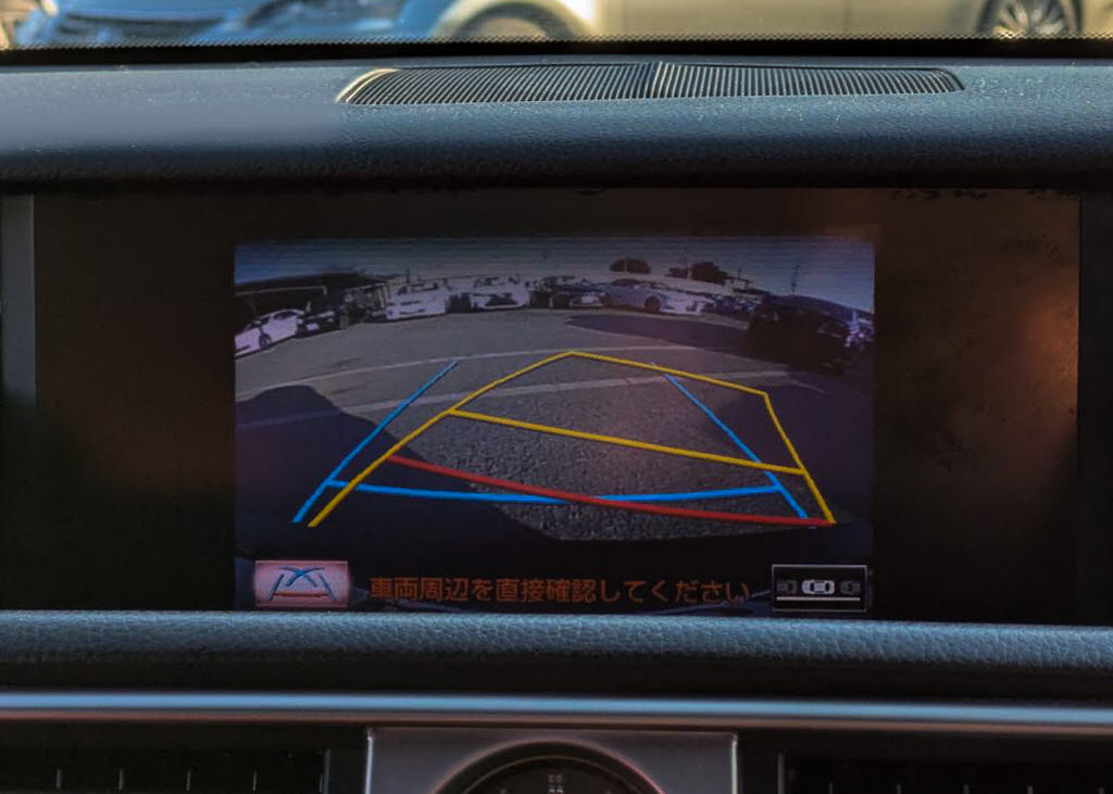 カラーバックカメラが付いています！バック
にギアを入れると、後方視界が自動的にマル
チ画面に映し出されます！夜も明るく見えま
すので、すごく便利！！一度使うとカメラ無
しには乗りたくない程！