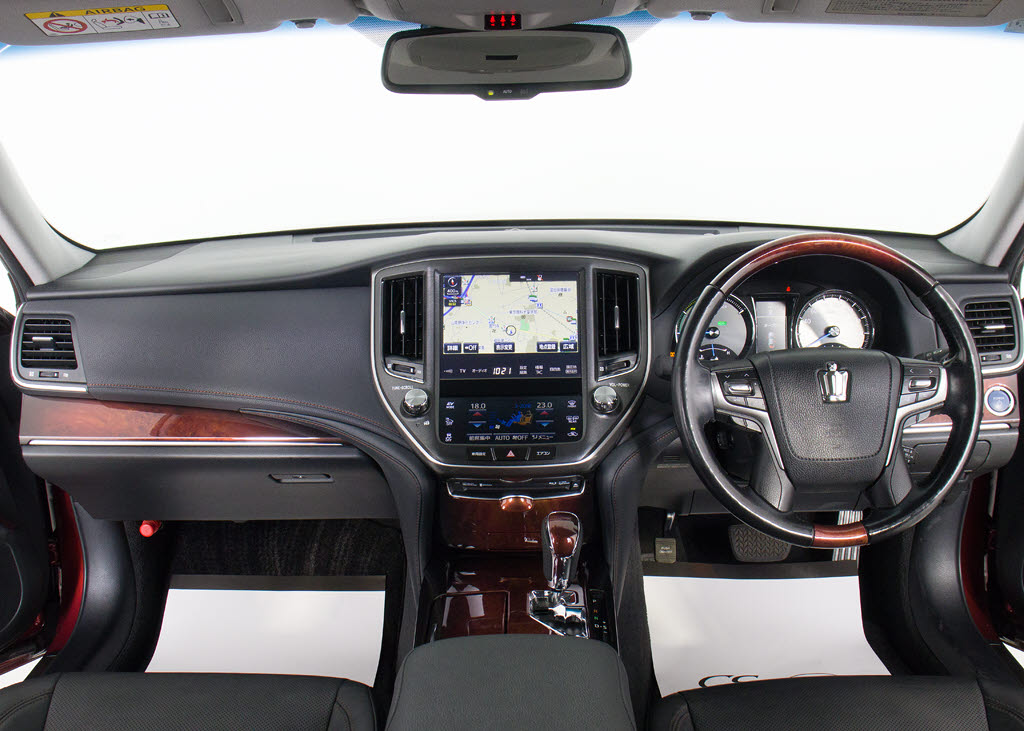 使いやすさや安全性を追求したステアリング
周り！高級車ゆえにスイッチ類が多いのも特
徴ですね！考え尽くされた配置ですぐに使い
こなす事が出来ますのでご安心下さい！是非
、体感してみて下さい！！