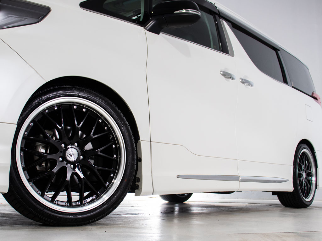 ★各種カスタム！★エアロ取付、社外アルミ
ホイール換装承っております！