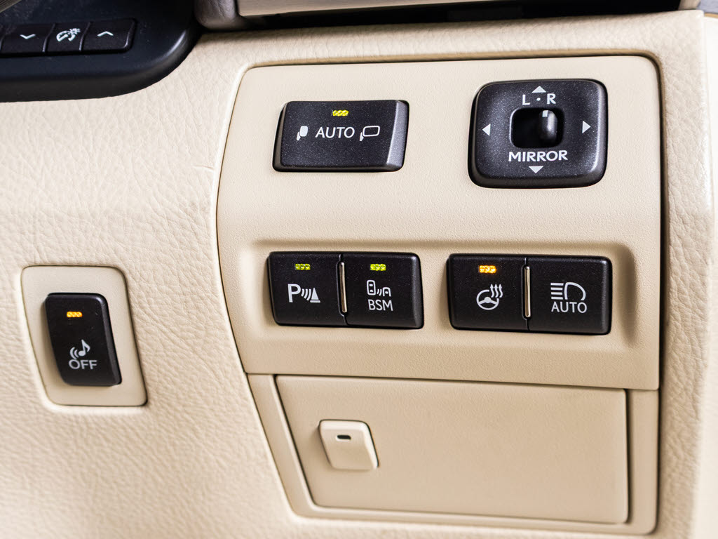 ブラインドスポットモニターやクリアランス
ソナー、アダプティブハイビームシステムな
ど運転補助機能も充実！