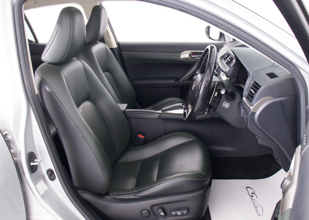 電動パワーシート完備！細かな自身に合った
ドライビングポジションの設定が可能となり
ます！