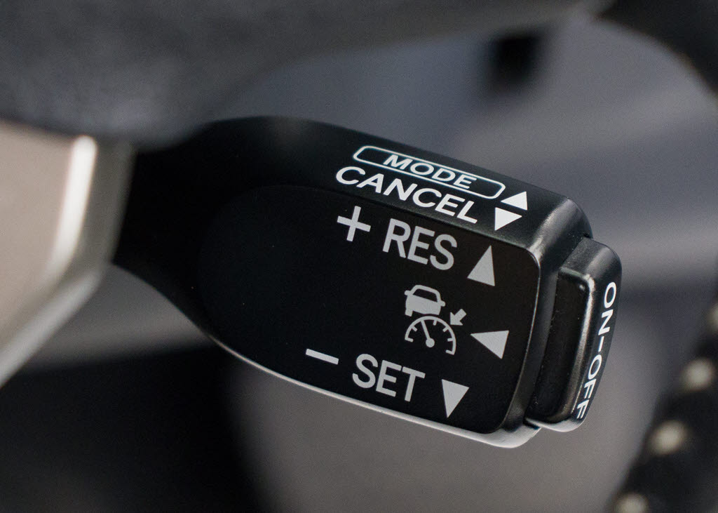 レーダークルーズコントロール　　ミリ波レ
ーダーと単眼カメラで先行車を認識し、車速
に応じた車間距離を保ちながら追従走行を支
援します。