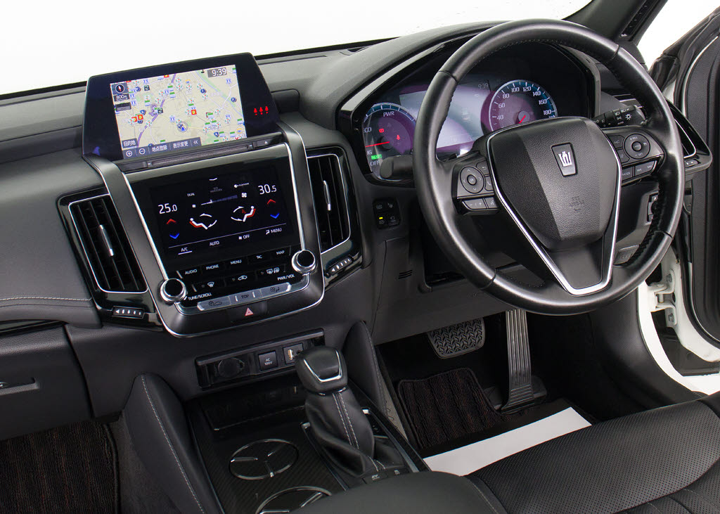 使いやすさや安全性を追求したステアリング
周り！高級車ゆえにスイッチ類が多いのも特
徴ですね！考え尽くされた配置ですぐに使い
こなす事が出来ますのでご安心下さい！是非
、体感してみて下さい！！