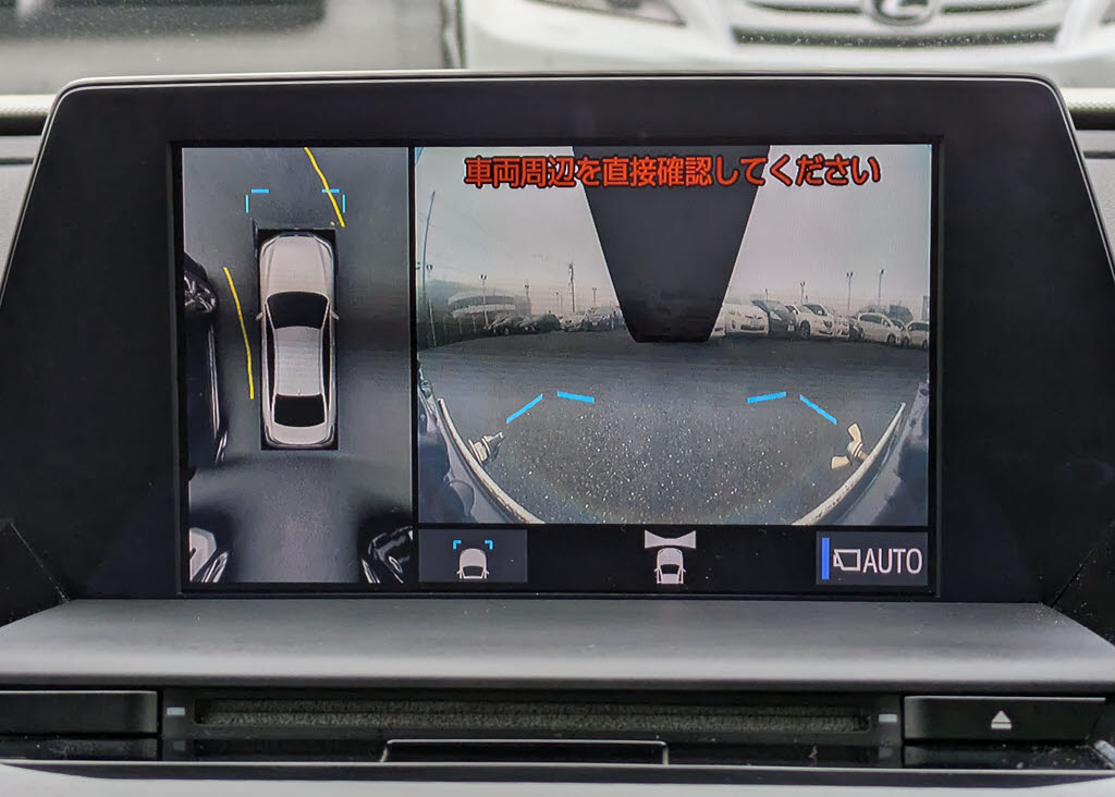 パノラミックビューモニターを装備！上から
車両を見下ろしたような映像をナビ画面に表
示できます。車両前後左右に搭載した４つの
カメラ映像を継ぎ目なく合成！目視では見え
ない部分もリアルタイムで見れます。