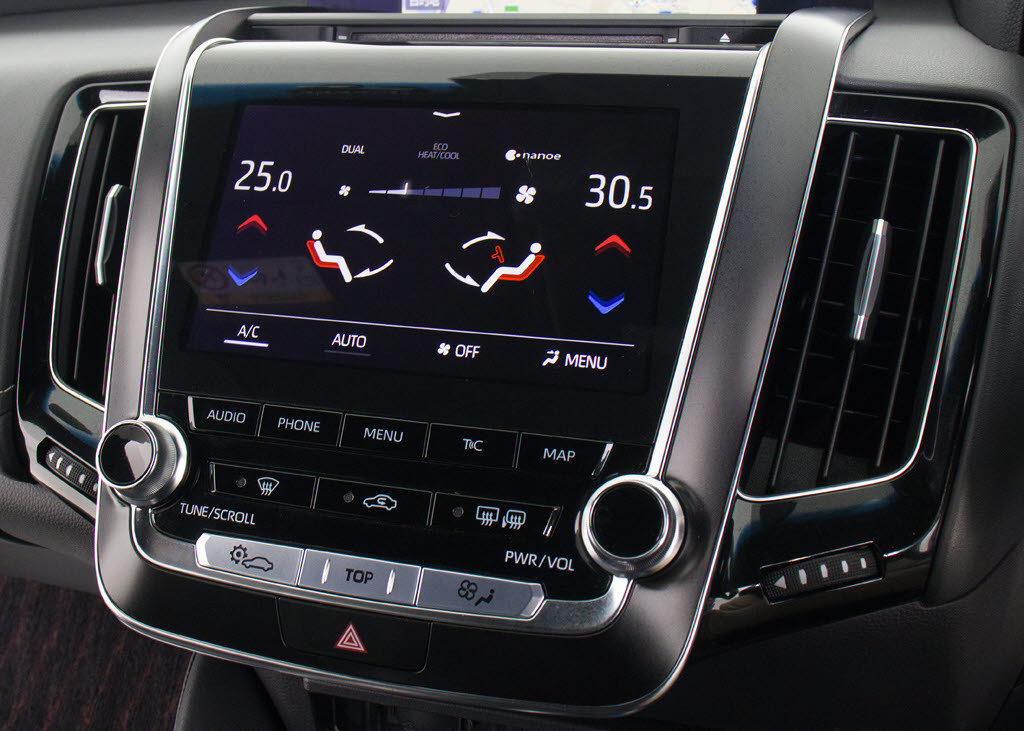 使いやすさや安全性を追求したステアリング
周り！高級車ゆえにスイッチ類が多いのも特
徴ですね！考え尽くされた配置ですぐに使い
こなす事が出来ますのでご安心下さい！是非
、体感してみて下さい！！