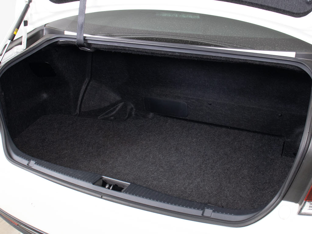 トランクが狭いと思っておりませんか？実際
は大容量トランクです！旅行等の長距離ドラ
イブも快適です！また、屋根付きスペースを
完備しておりますので、夜間でも、雨でも雪
の日だってゆっくりご覧頂けます。