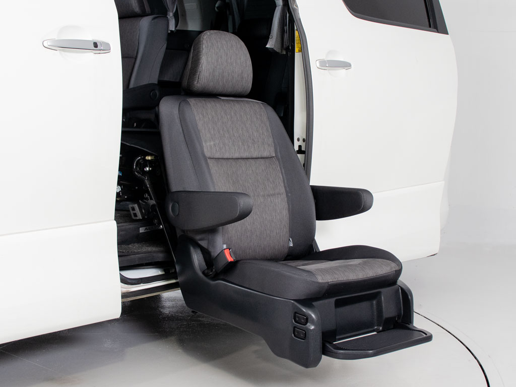 座席が昇降することにより、ご高齢の方や足
の不自由な方でも安心して乗降する事が可能
です！