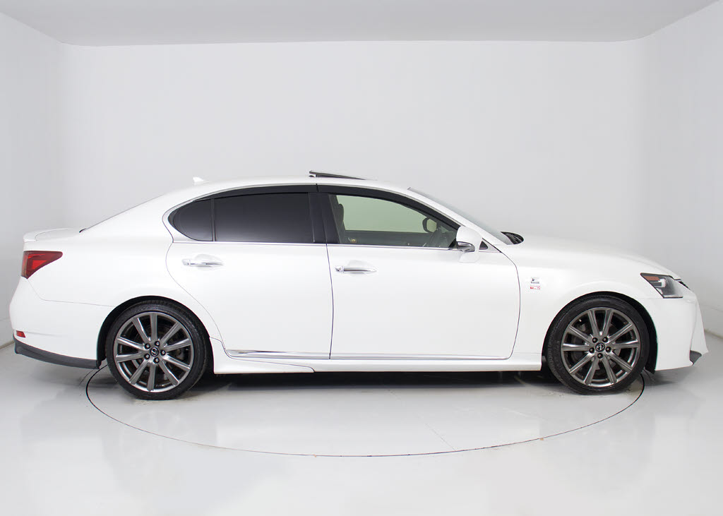 ローダウンがされているお車です！スポーテ
ィーな雰囲気がとてもカッコイイです！その
他、各社エアロ取り付けやアルミホイール交
換などのカスタマイズも可能となっておりま
す！！