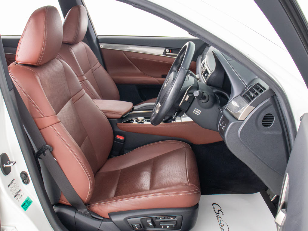 ★人気の本革シート付きです！！本革が装備
されるだけで高級感が増します！当社では、
本革シートのカラー変更や張替えも出来ます
よ！ワイン・茶・赤・青・オレンジ・黄色・
コンビ色など何でもＯＫです！