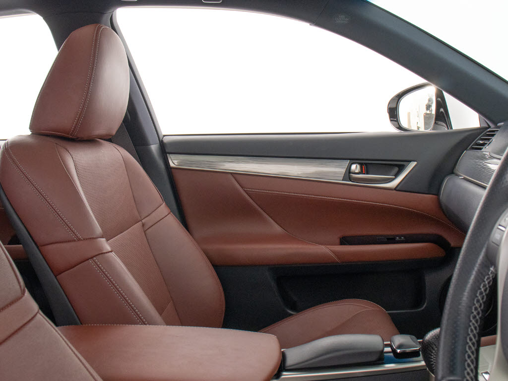 ★人気の本革シート付きです！！本革が装備
されるだけで高級感が増します！当社では、
本革シートのカラー変更や張替えも出来ます
よ！ワイン・茶・赤・青・オレンジ・黄色・
コンビ色など何でもＯＫです！