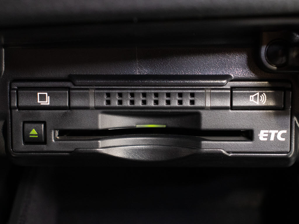 コンソール内一体型のビルトインＥＴＣ装備
！見た目の部分も良いですが、ＥＴＣカード
の盗難防止になる設置箇所です！料金所の渋
滞回避！時間帯・日によって料金の軽減を受
けられます！ストレス知らずのドライブ！