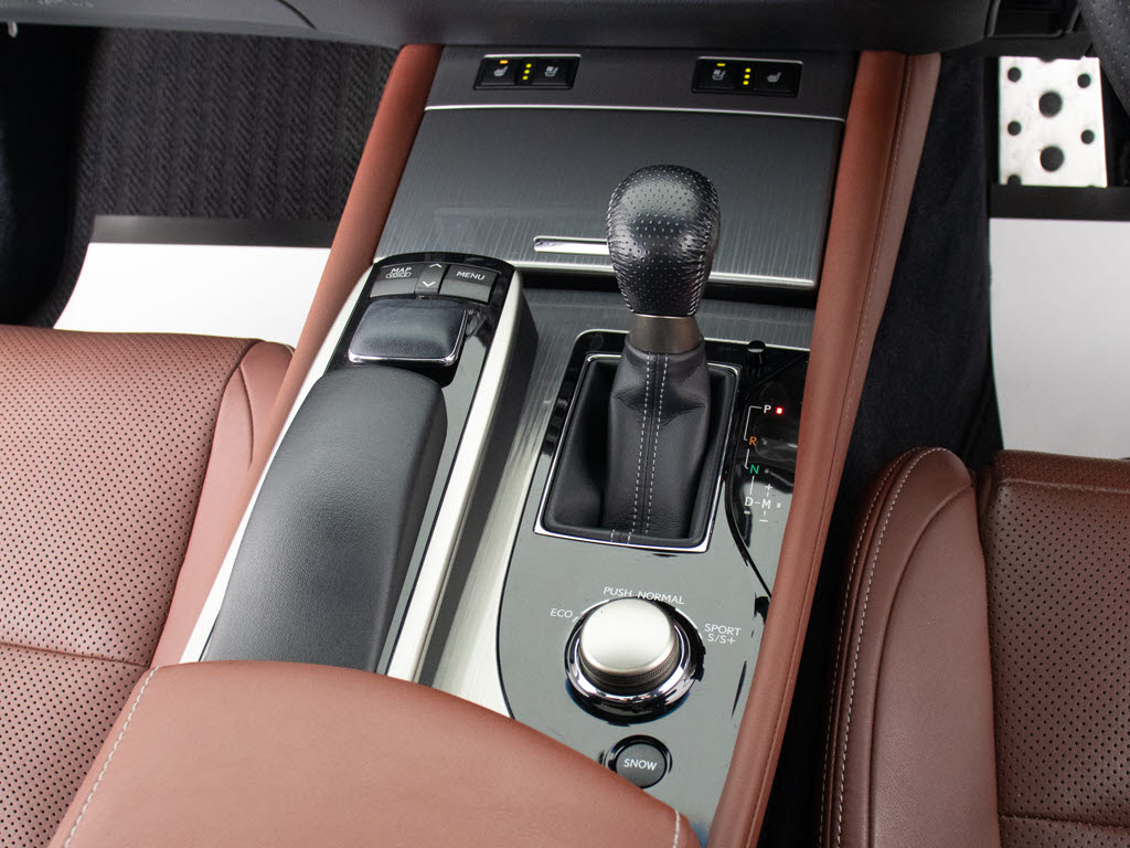 シフト周りです。スッキリとしつつも高級感
や操作性を損なわない作りとなっております
。