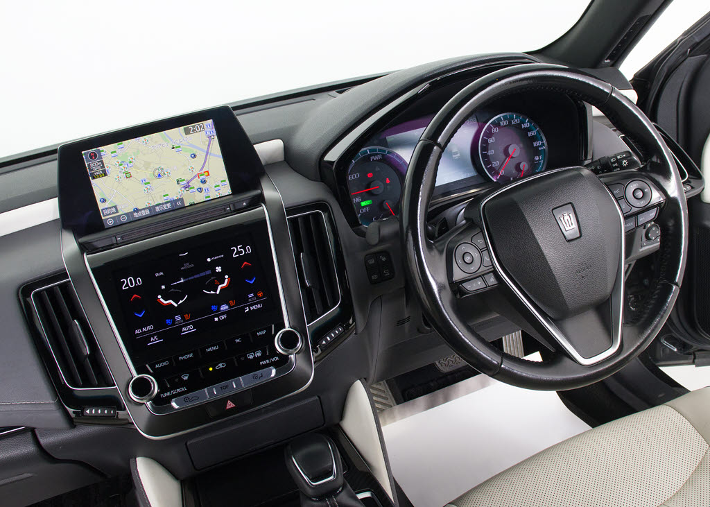 使いやすさや安全性を追求したステアリング
周り！高級車ゆえにスイッチ類が多いのも特
徴ですね！考え尽くされた配置ですぐに使い
こなす事が出来ますのでご安心下さい！是非
、体感してみて下さい！！