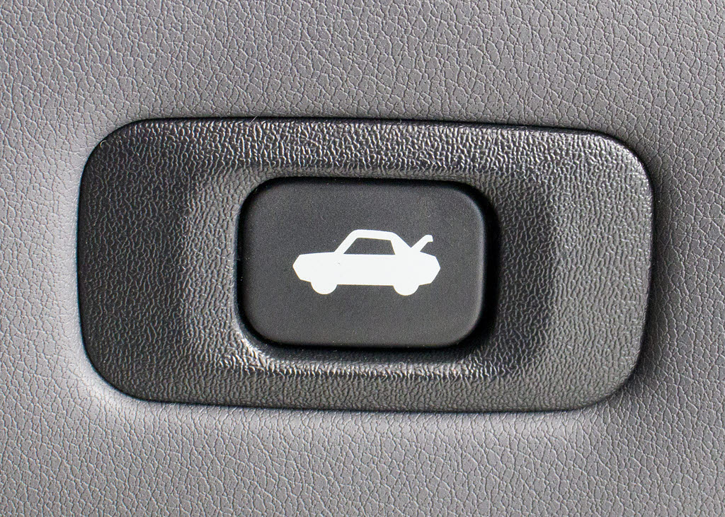ボタン一つでトランクオープンが可能！車内
から操作できる為、非常に便利な装備の一つ
となります！