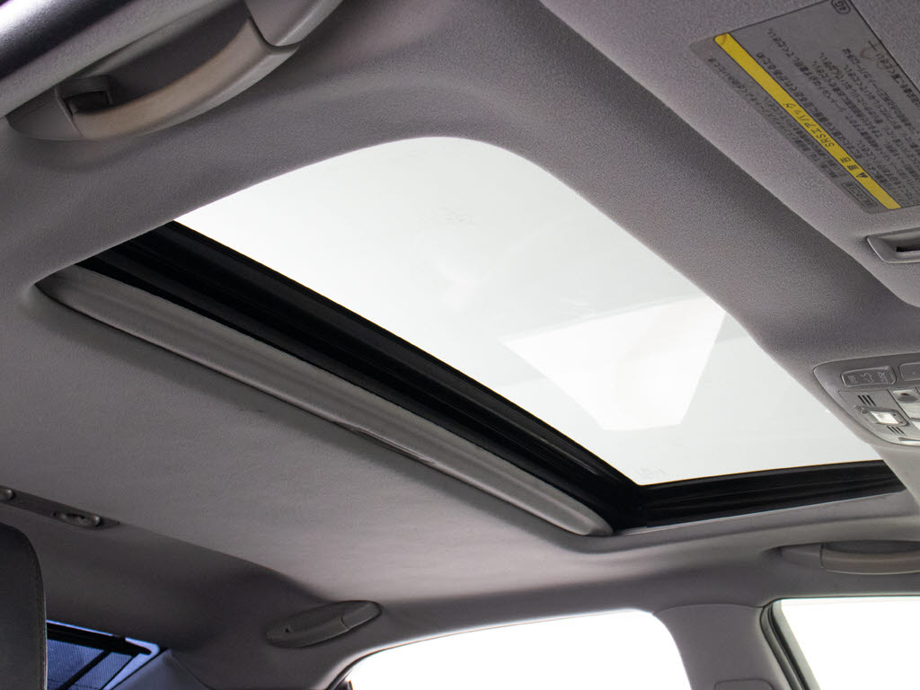 人気装備のサンルーフが付いています！上下
チルトに前後スライド機能が付いていますの
で、様々なドライブシーンで活躍してくれま
す！！開放感ある車内空間は気持ちがいいで
すよ！是非体感してみて下さい！