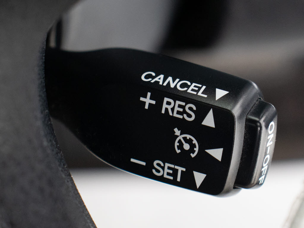 【オートクルーズコントロール】搭載。アク
セル操作なしでも車が自動でスピードを保っ
てくれる機能です長距離の高速は楽々です