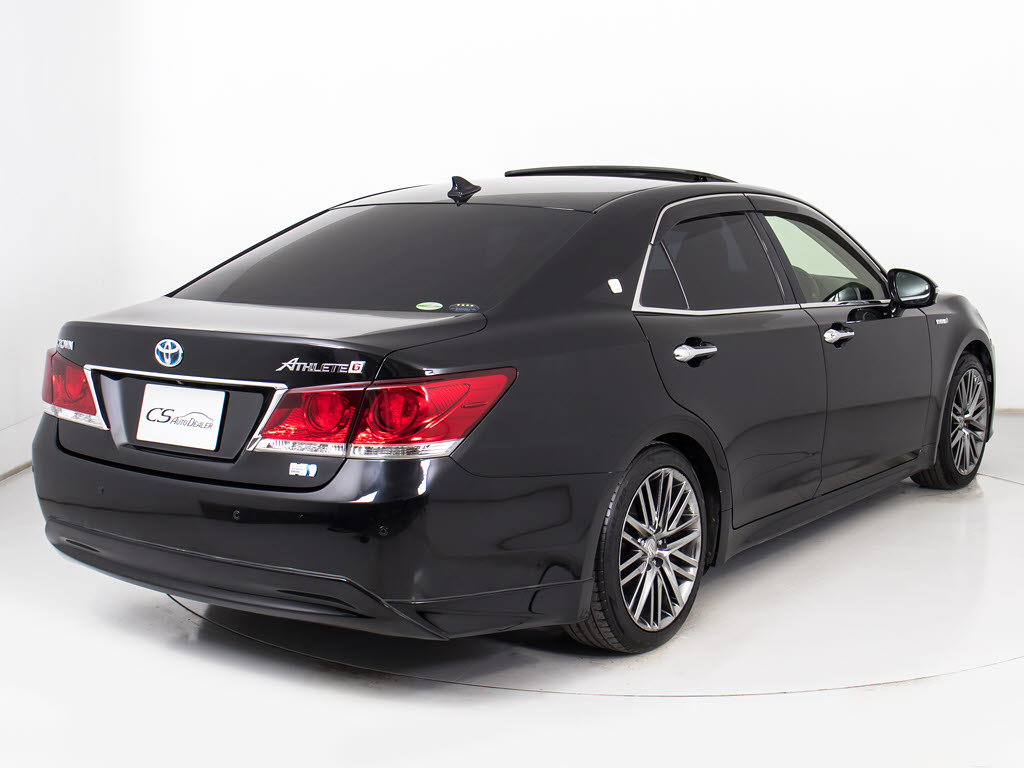 個性的なリアビューで御座います。精悍な佇
まいは高級車ならではです。