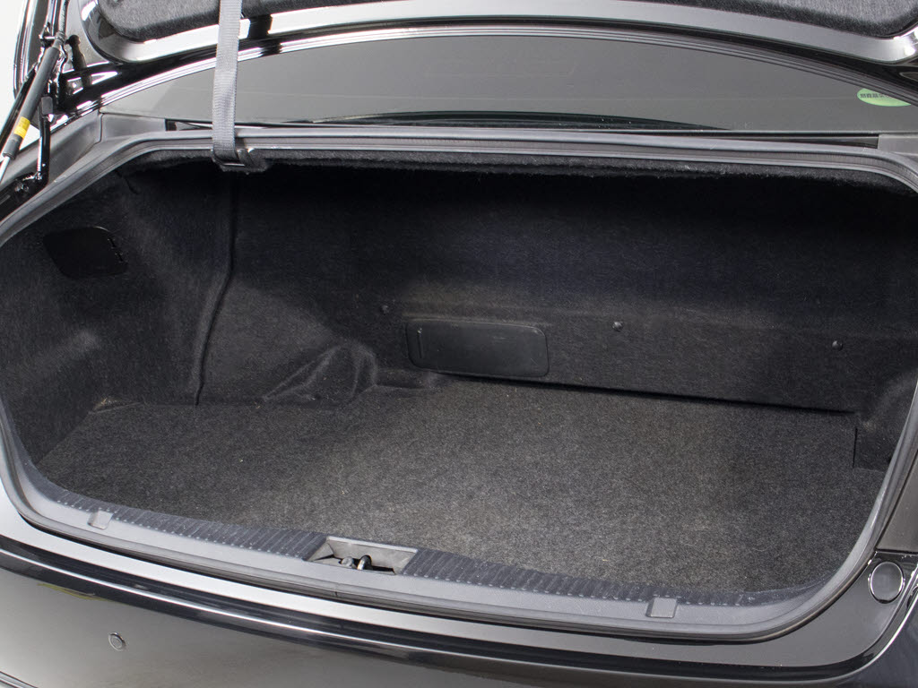 トランクが狭いと思っておりませんか？実際
は大容量トランクです！旅行等の長距離ドラ
イブも快適です！また、屋根付きスペースを
完備しておりますので、夜間でも、雨でも雪
の日だってゆっくりご覧頂けます。