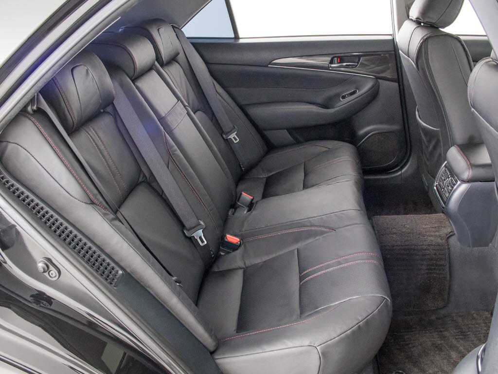 人気の本革シート付きです！！本革が装備さ
れるだけで高級感が増します！当社では、本
革シートのカラー変更や張替えも出来ます！
ワイン・茶・赤・青・オレンジ・黄色・コン
ビ色など何でもＯＫです！