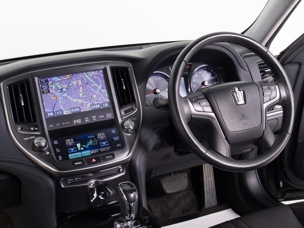 使いやすさや安全性を追求したステアリング
周り！高級車ゆえにスイッチ類が多いのも特
徴ですね！考え尽くされた配置ですぐに使い
こなす事が出来ますのでご安心下さい！是非
、体感してみて下さい！！