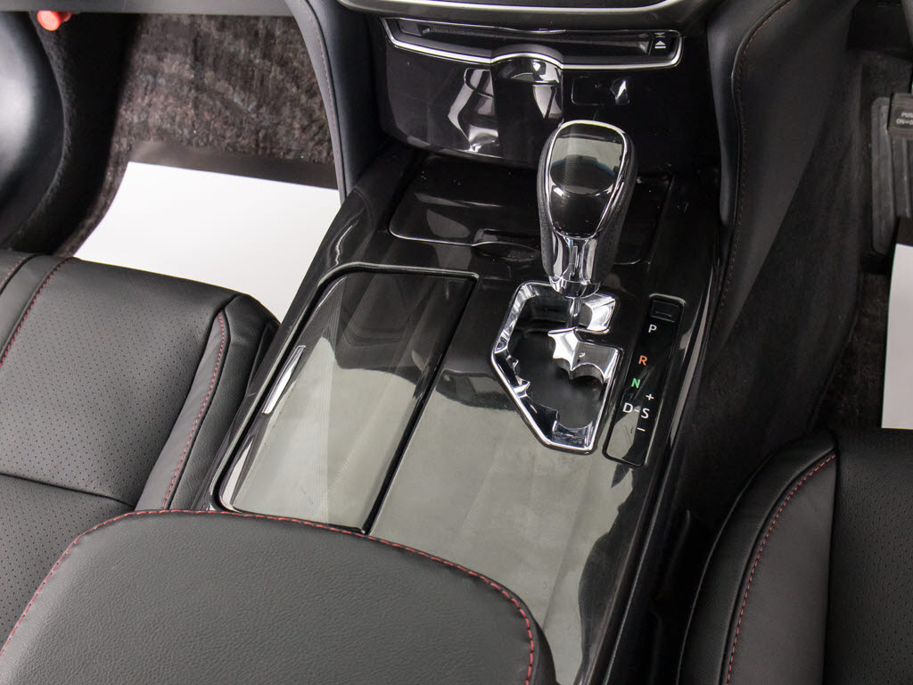 シフト周りです。スッキリとしつつも高級感
や操作性を損なわない作りとなって参ります
。